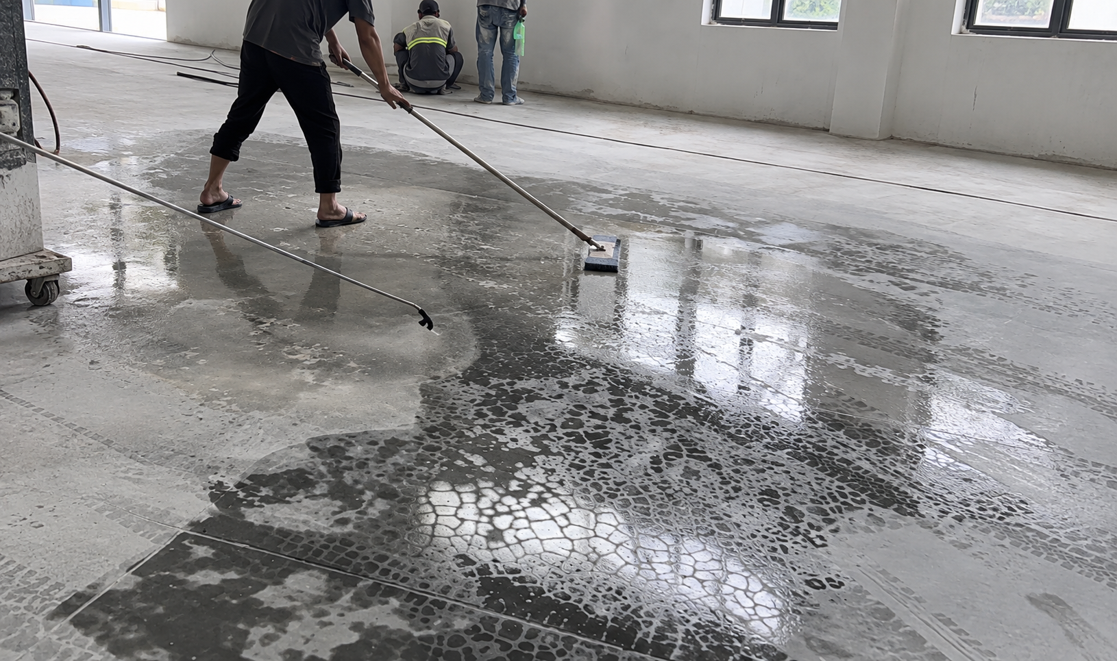 Thi công hóa chất tăng cứng sàn bê tông